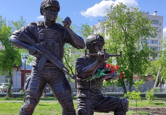 Памятник участникам СВО открыли в Шадринске.